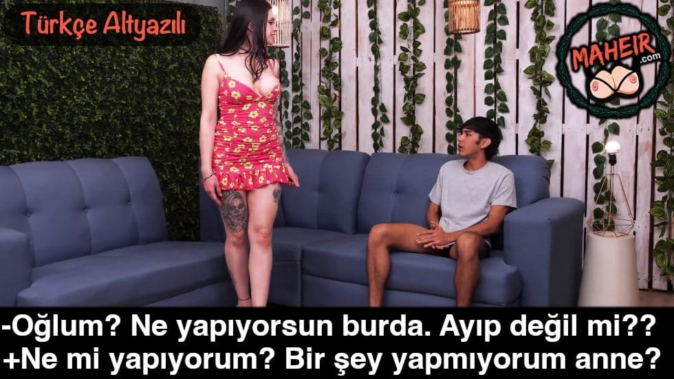 Üvey annemle arasında cinsel gerilim bulunan bir ilişkimiz var.